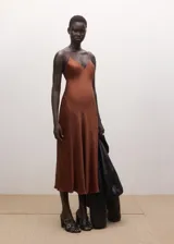 Vestido midi color tostado, de corte slip dress, con escote en V y tirantes finos.