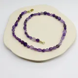 Collar de cuentas de amatista con formas irregulares y cierre con baño de oro.