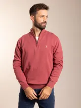 Sweater de punto color salmón con cuello alto y cierre frontal parcial. Presenta puños y ruedo acanalados y un pequeño logo bordado en el pecho.