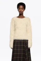 Jersey de manga larga con textura de pelo sintético, cuello redondo y corte recto.