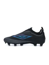 Championes de fútbol Umbro Belix HG, color negro con detalles en celeste y tornasolados en el logo lateral, diseño sin cordones con cuello elástico y tapones para césped natural.