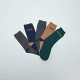Pack de cinco pares de medias de caña media en diferentes colores: gris con la palabra 'Relax', azul con la palabra 'Playful', gris oscuro con la palabra 'Angry', marrón con la palabra 'Loving' y verde con la palabra 'Powerful'.