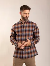 Camisa de manga larga a cuadros color ladrillo, azul y marrón, corte regular fit.