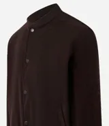 Campera bomber azul marino de pana con cuello redondo, cierre con botones a presión, bolsillos laterales y puños y cintura elastizados.