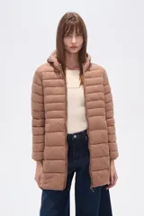 Campera larga acolchada con capucha, color marrón claro, con cierre frontal.
