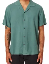 Camisa de manga corta color verde con cuello cubano y botones marrones.
