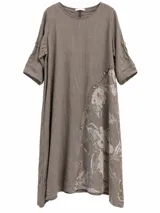 Vestido midi color visón con estampa floral en la parte inferior y lateral, cuello redondo, mangas tres cuartos con trabilla y botones decorativos, y detalle de botones diagonales en el frente.