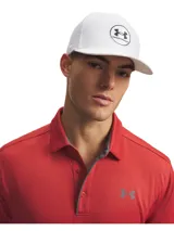 Gorra deportiva Under Armour color blanco, con visera precurvada y paneles laterales y traseros de malla transpirable. Cuenta con parche frontal redondo con el logo de la marca bordado.