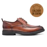 Zapato de vestir acordonado color marrón de cuero, con suela negra.