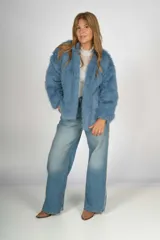 Tapado de piel sintética color celeste, de manga larga y corte holgado.