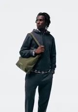 Buzo con capucha de corte clásico, confeccionado en tejido de algodón, con bolsillo frontal tipo canguro y puños acanalados.