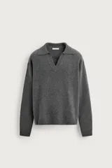 Sweater polo de punto de lana y cashmere color gris melange, con cuello solapa, abertura frontal en V y mangas largas.