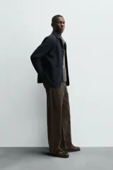 Sobrecamisa de corte regular fit confeccionada en tejido con mezcla de algodón con textura. Presenta cuello de solapa, manga larga con puños abotonados, dos bolsillos frontales de plastrón y cierre delantero con botones.