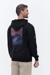 Canguro negro con capucha y cordones ajustables. Presenta un estampado pequeño en el pecho con la frase 'Find Your Focus' y un bolsillo frontal tipo canguro.