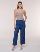 Pantalón de lino azul con cintura elástica y cordón ajustable. Cuenta con bolsillos laterales y corte recto.