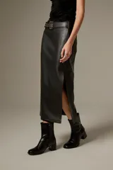 Falda midi de eco-cuero negro con corte recto y tajo lateral, incluye cinturón con hebilla metálica.