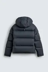 Cazadora acolchada tipo puffer de corte regular, confeccionada en tejido técnico repelente al agua. Cuenta con cuello subido, capucha ajustable y desmontable, cierre frontal con cremallera, bolsillos laterales con cremallera oculta y puños ajustables con tira adherente.