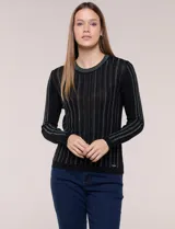 Blusa de punto acanalado fino, color negro, con ajuste al cuerpo, escote a la base y mangas largas. Cuenta con apliques de strass dispuestos en líneas verticales paralelas en el frente y las mangas, además de una vista decorada con estrás brillantes en el escote.