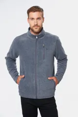 Campera de polar con cierre frontal completo, cuello alto, bolsillos laterales y un bolsillo vertical en el pecho con cierre.