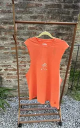 Musculosa de algodón color azul, con diseño estampado en el centro del pecho que representa a un personaje con forma de hongo caminando.