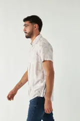 Camisa celeste estampada de manga corta con fit slim, cartera abotonada y logo bordado.