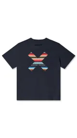 Remera blanca de algodón orgánico con cuello redondo y manga corta. Presenta un estampado en el pecho con una cruz formada por dos tablas de surf en tonos rojo, azul y negro.