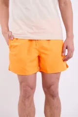 Short de baño color verde, de corte clásico y diseño liso, ideal para actividades acuáticas.