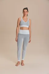 Calza gris con textura acanalada y recortes estratégicos a lo largo de la pierna.