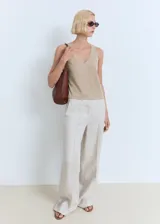 Top Vella de punto fino sin mangas, color beige tostado, con escote en V y tirantes anchos de diseño recto.