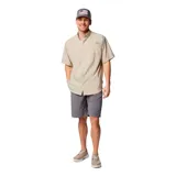 Camisa de manga corta Columbia modelo Tamiami II, color beige. Confeccionada en tejido ripstop ultraligero, cuenta con dos bolsillos frontales, cierre de botones y aberturas de ventilación con malla en la espalda.