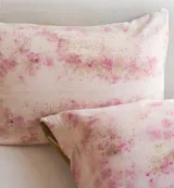 Almohadón rectangular de seda cruda teñida artesanalmente con té, flores, hojas, cortezas e insectos. El reverso es de chenille color mostaza.