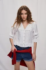 Short de denim color negro con dobladillo fijo, bolsillos delanteros y traseros, de corte clásico.