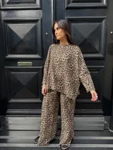 Buzo beige de lanilla, de corte holgado y mangas largas.