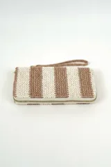Billetera de mano tipo clutch a rayas verticales en tonos beige y marrón, con cierre perimetral y tira de muñeca integrada.