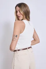 Blusa sin mangas de punto, con cuello redondo y ajuste al cuerpo.