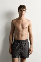 Short de baño negro de tejido técnico, con cintura elástica ajustable con cordón, bolsillos laterales y forro interior, perteneciente a la colección especial Aaron Levine x Zara.