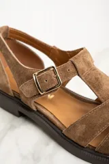 Sandalias cangrejeras de gamuza color marrón con hebilla dorada.