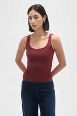 Musculosa de poliamida al cuerpo con escote cuadrado y breteles anchos.