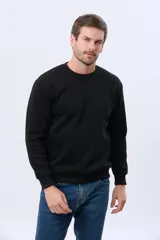 Buzo deportivo de cuello redondo con interior en micropolar y logo bordado al tono en el pecho.