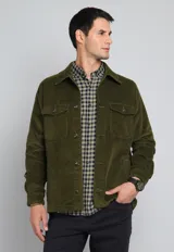 Sobrecamisa verde oliva de pana con cuello clásico, cierre frontal con botones, dos bolsillos con solapa abotonada en el pecho y corte recto.