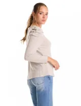 Buzo de tejido soft color gris oscuro, con cuello redondo y mangas largas. Presenta hombros con diseño plisado y detalle de perlas aplicadas.