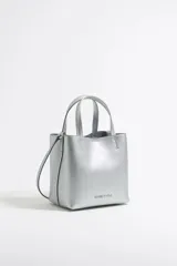 Bolso de mano pequeño color plateado, marca Bimba y Lola, modelo Chihuahua. Con doble asa de mano, asa larga ajustable y bolsillo interior con cremallera. Exterior personalizado con logo metálico.