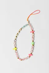 Correa para celular de cuentas transparentes facetadas, intercaladas con cuentas doradas, dijes de peces en colores rosa y amarillo, una estrella verde y cuentas blancas con letras que forman la palabra LOVE.