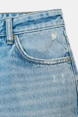 Bermudas de denim color marrón oscuro, tiro medio, con cinco bolsillos y dobladillo deshilachado.