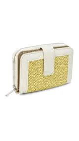 Billetera mediana con diseño combinado en material símil cuero color crema y tejido tipo telar en tono amarillo. Cuenta con cierre perimetral, presilla con broche y múltiples compartimentos internos para tarjetas, billetes y monedas.