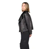 Campera estilo aviador de cuero sintético negro con interior de piel sintética al tono. Presenta cierre frontal cruzado, solapas amplias y detalles de hebillas en el cuello.