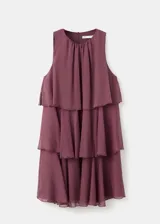 Vestido corto bordó con diseño de capas y volantes, escote redondo y tirantes anchos.