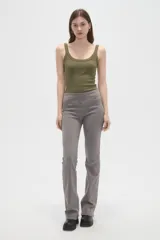 Body de algodón con escote profundo y tirantes anchos, diseñado con un ajuste al cuerpo y cierre inferior con broches.