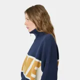 Cardigan de punto grueso color azul marino con cierre frontal de cremallera metálica, cuello tipo polo y corte cuadrado. Presenta un diseño de bloques de color con una franja blanca horizontal en el cuerpo y las mangas, y el logotipo gráfico 'EME' en tono mostaza en el pecho.