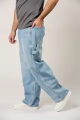 Jean de corte baggy con diseño carpintero, color azul claro lavado, con bolsillos laterales y costuras reforzadas.